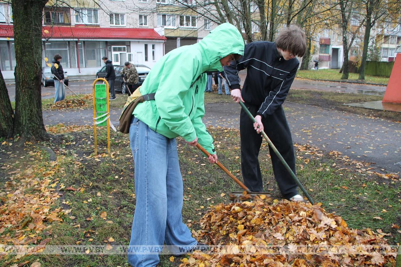 Памятный знак «Серп и молот»: здесь убрали территорию и провели митинг