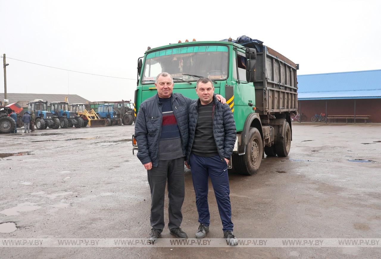 В ОАО «Плещицы» плечом к плечу трудятся отец и сын Вабищевичи