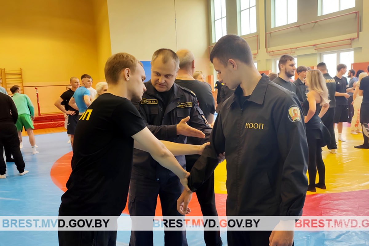 В Пинске помощников милиции учили самообороне