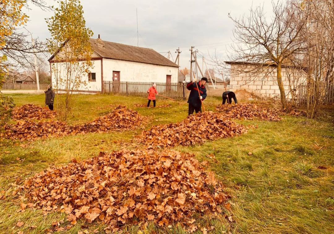 Навели порядок в памятных местах