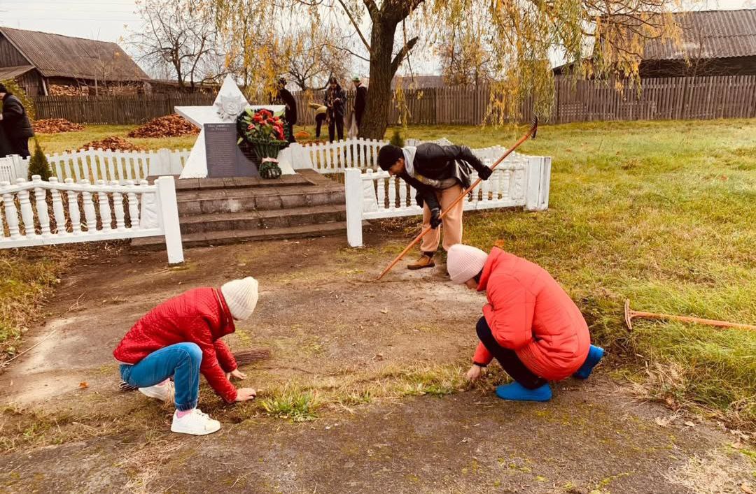 Навели порядок в памятных местах