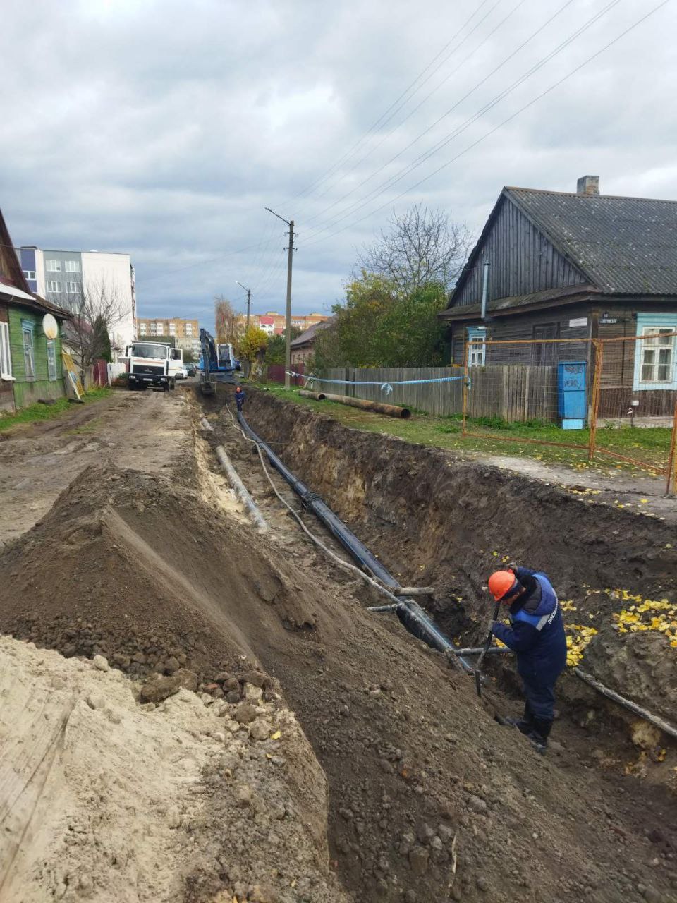 На улице Поперечной проходит модернизация напорных трубопроводов КНС № 2