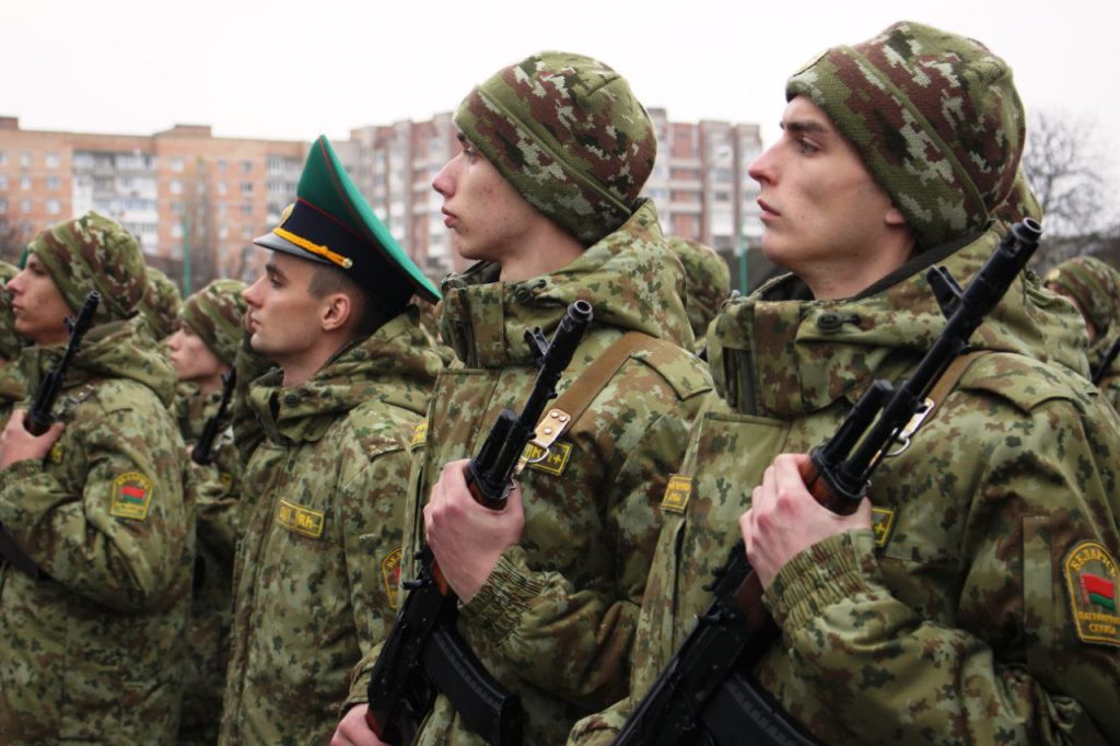Ритуал вручения боевого оружия новому пополнению состоялся в Пинском погранотряде