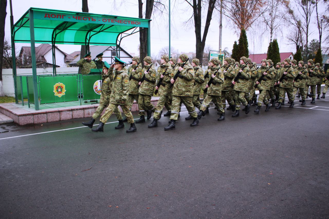 Ритуал вручения боевого оружия новому пополнению состоялся в Пинском погранотряде