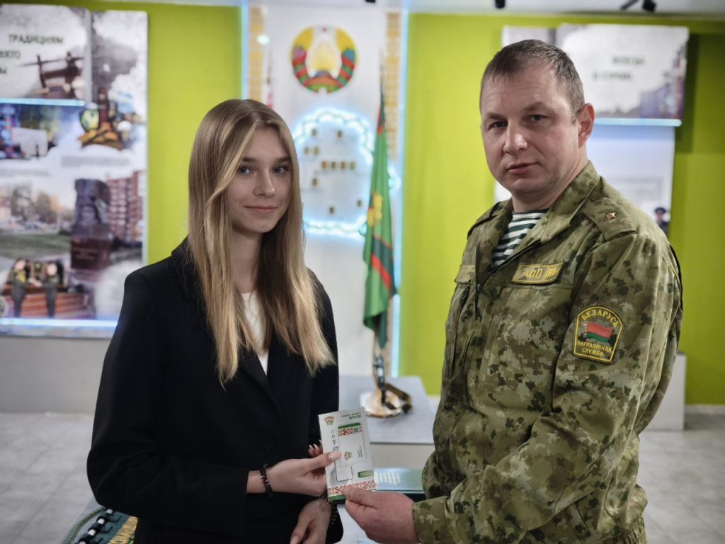 В Пинском погранотряде торжественно вручили смарт-билеты