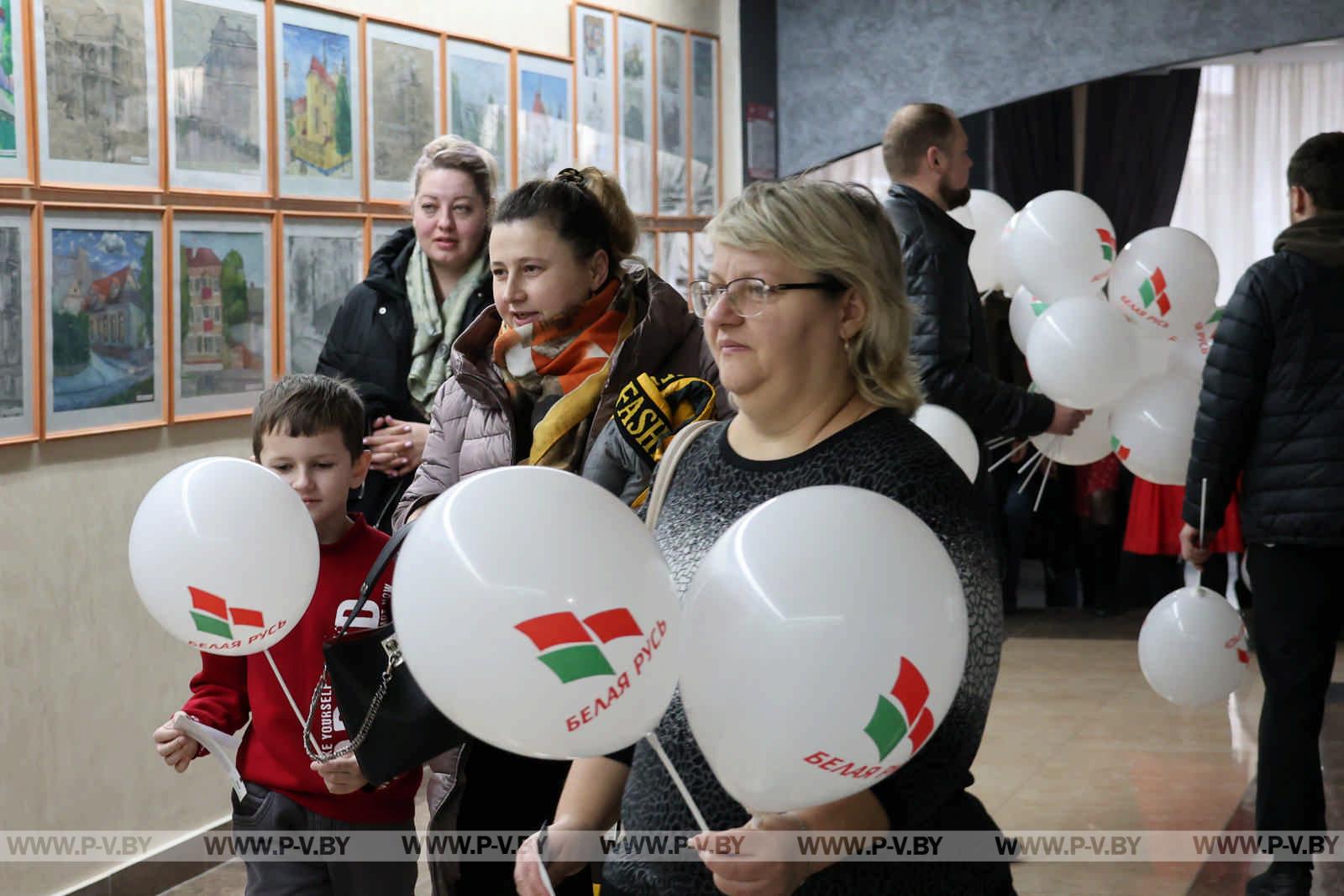 Региональная новогодняя елка в Пинске: чудеса и яркие эмоции для детей