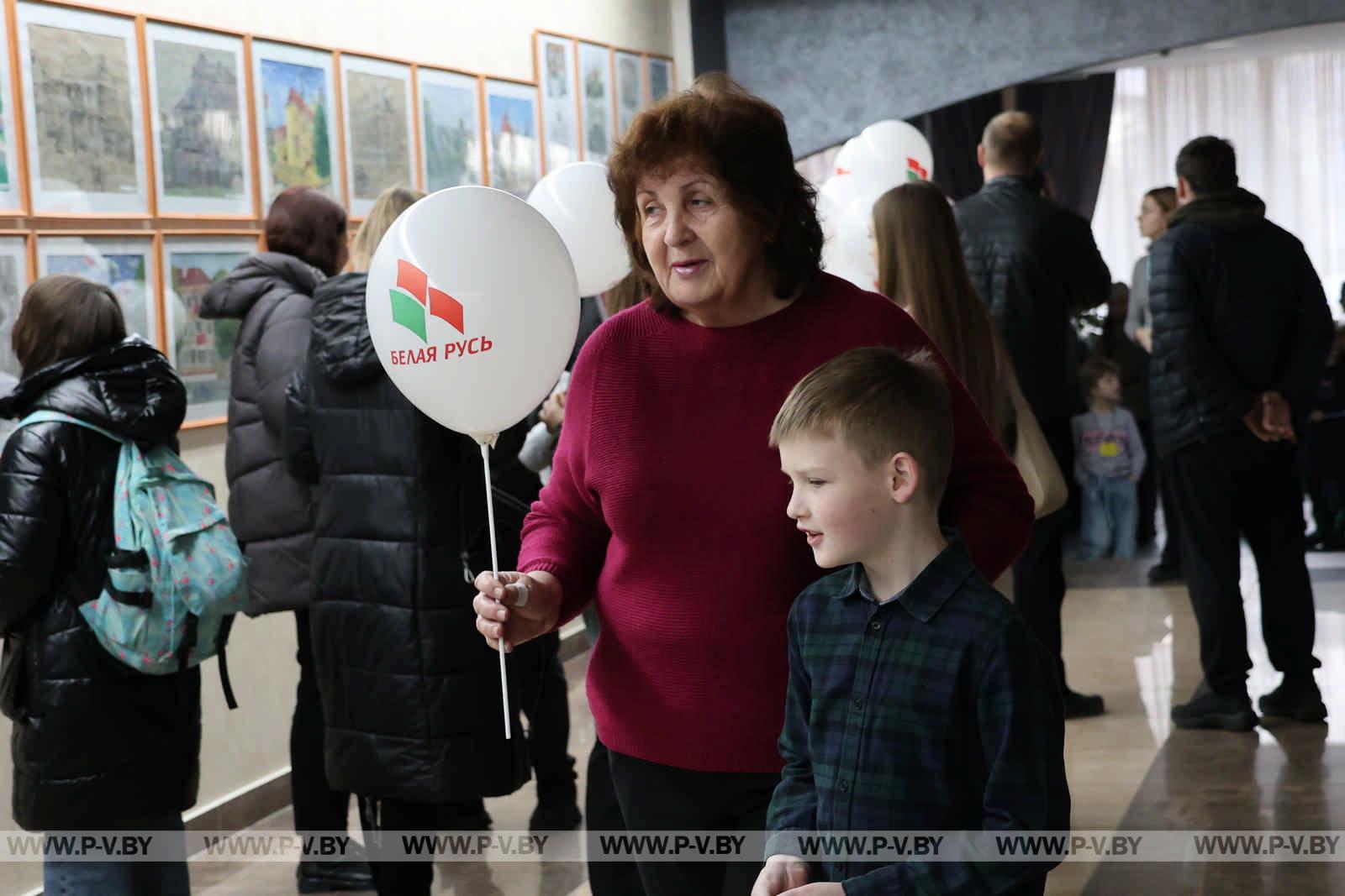 Региональная новогодняя елка в Пинске: чудеса и яркие эмоции для детей