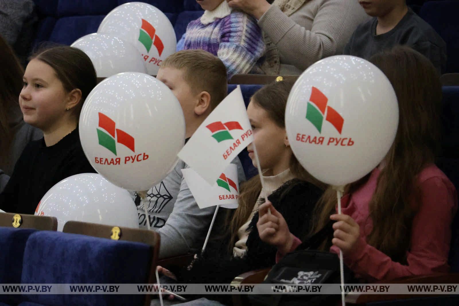 Региональная новогодняя елка в Пинске: чудеса и яркие эмоции для детей