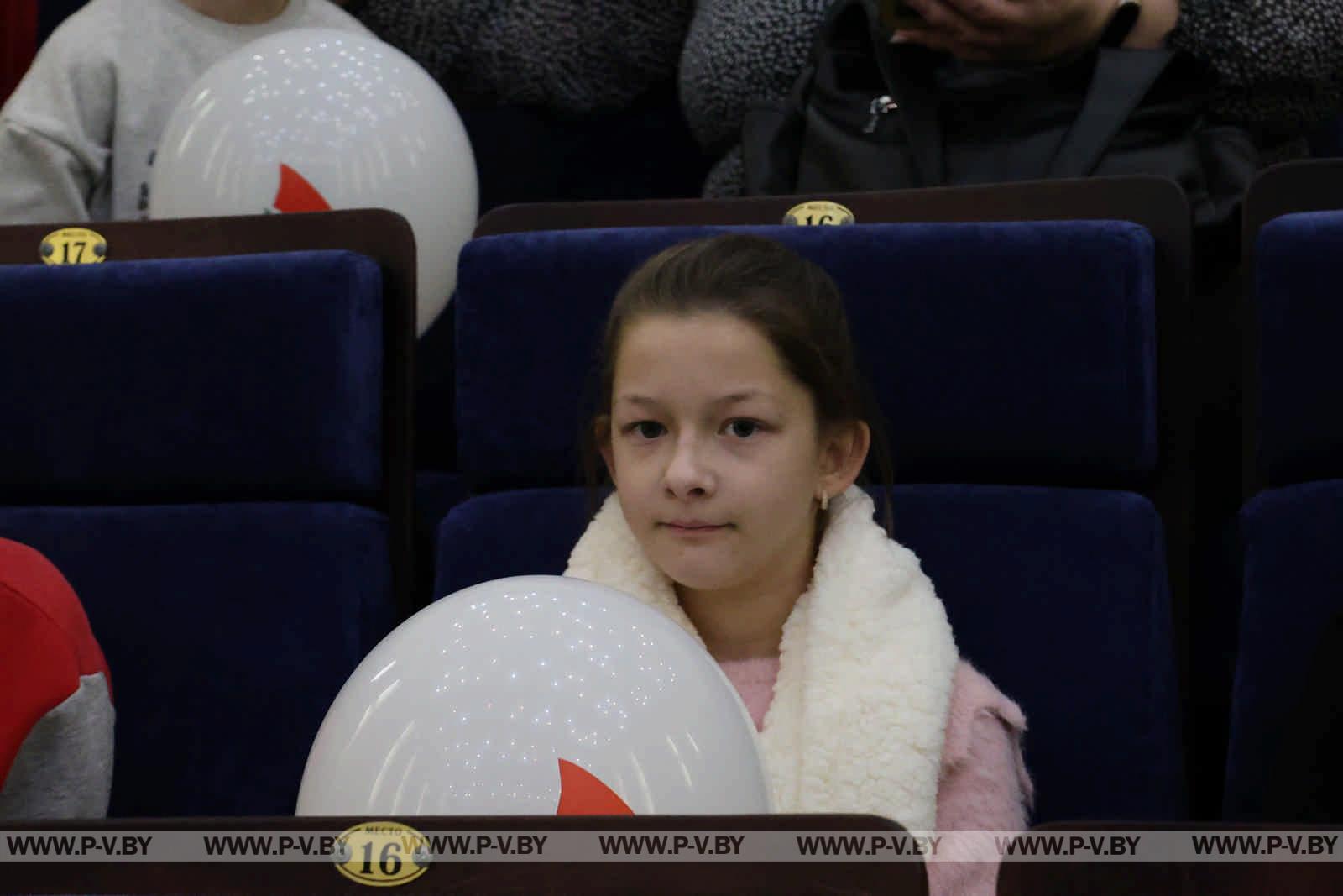 Региональная новогодняя елка в Пинске: чудеса и яркие эмоции для детей