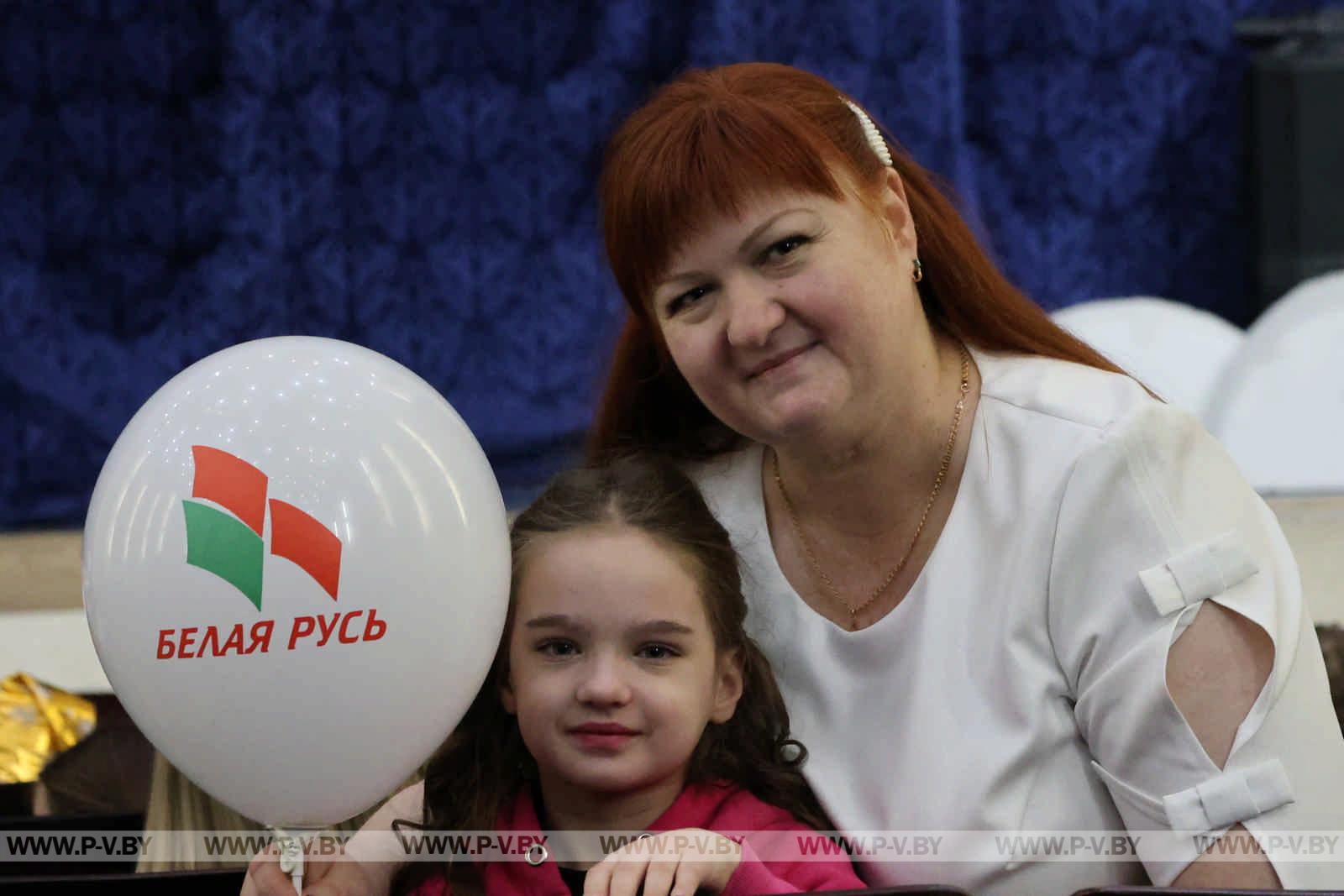 Региональная новогодняя елка в Пинске: чудеса и яркие эмоции для детей