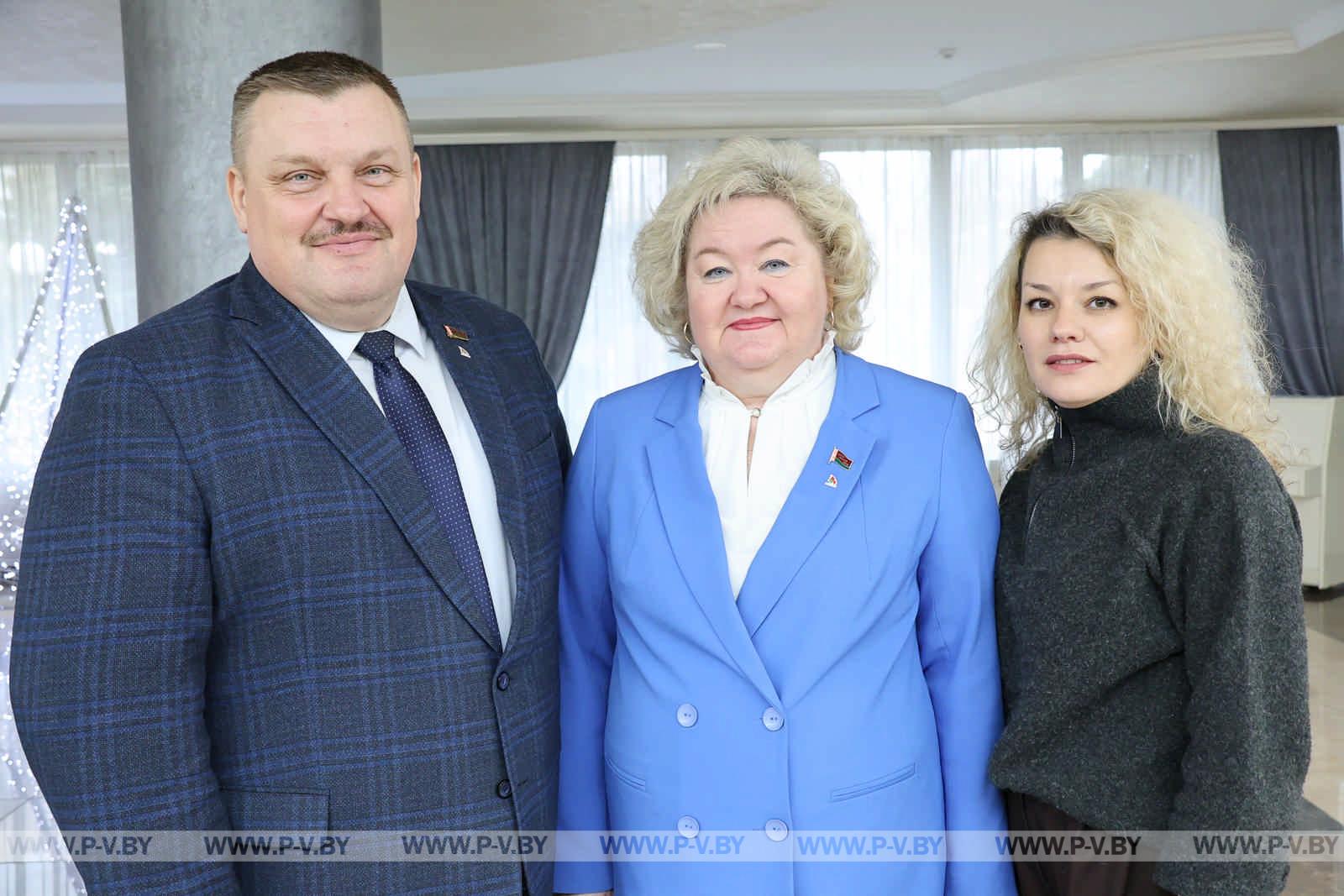 Региональная новогодняя елка в Пинске: чудеса и яркие эмоции для детей