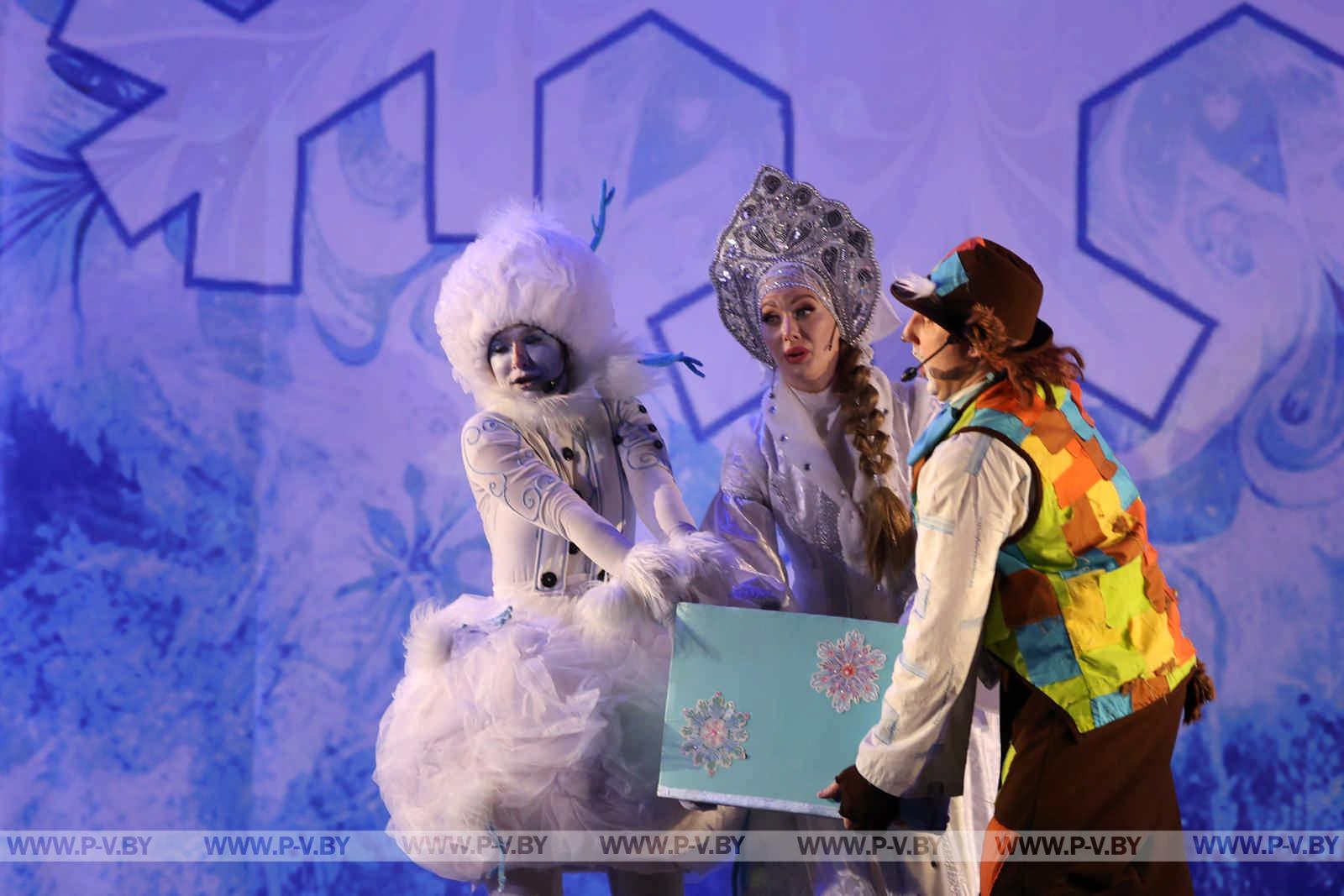 Региональная новогодняя елка в Пинске: чудеса и яркие эмоции для детей