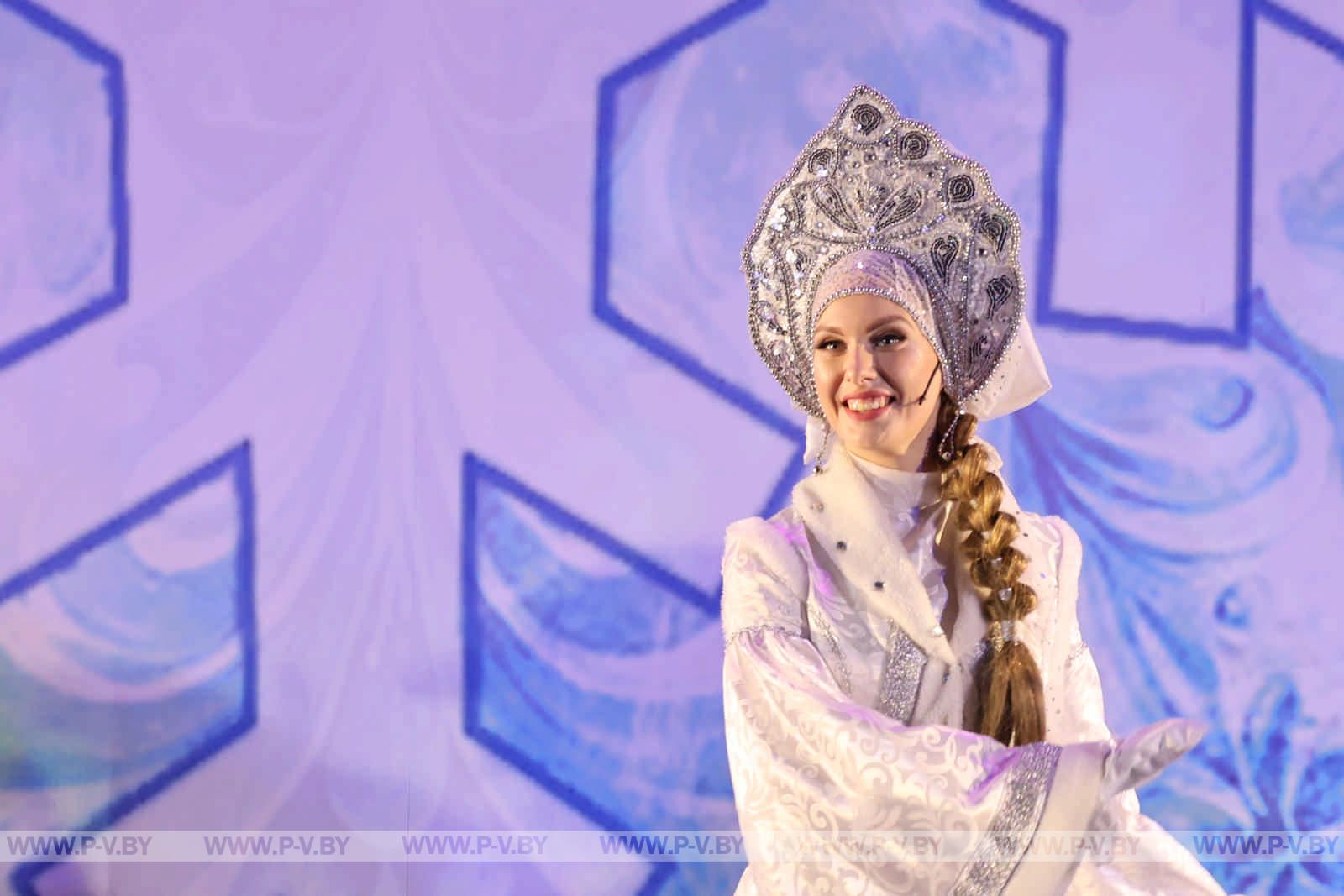 Региональная новогодняя елка в Пинске: чудеса и яркие эмоции для детей