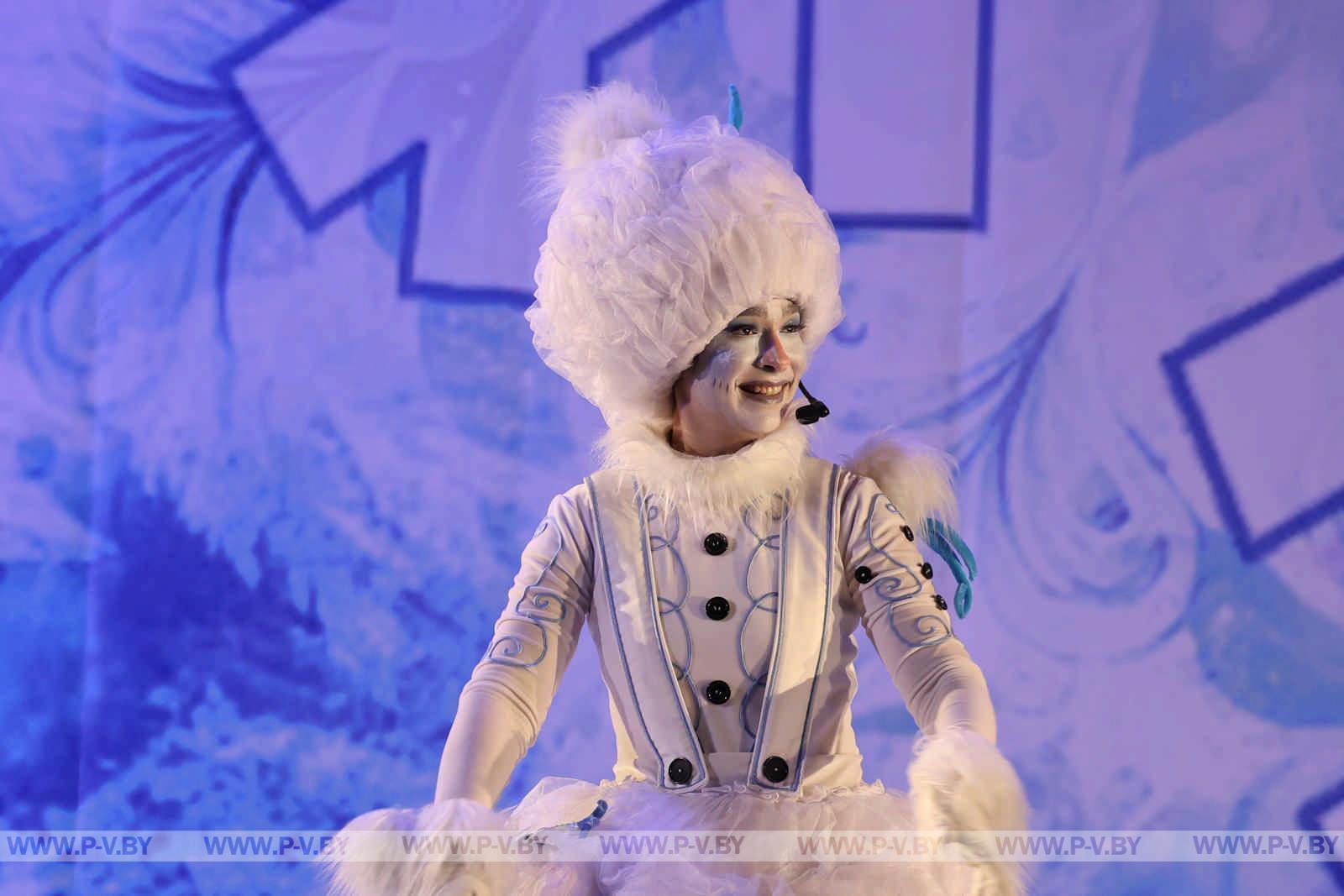 Региональная новогодняя елка в Пинске: чудеса и яркие эмоции для детей