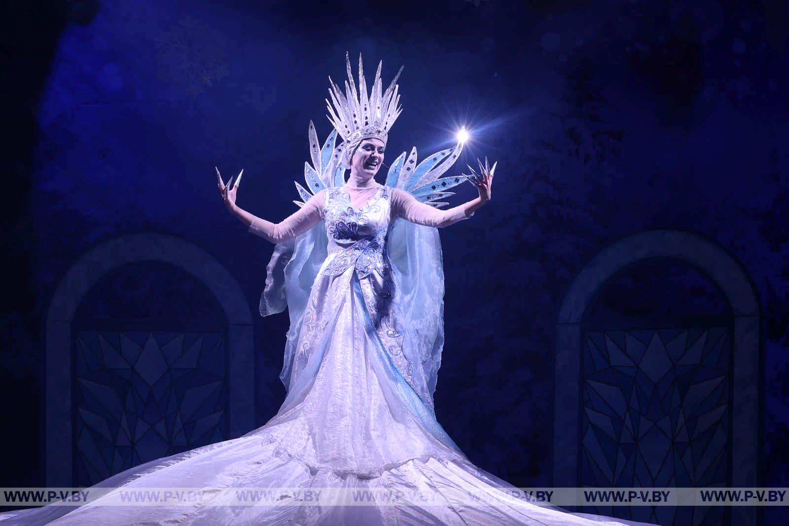 Региональная новогодняя елка в Пинске: чудеса и яркие эмоции для детей