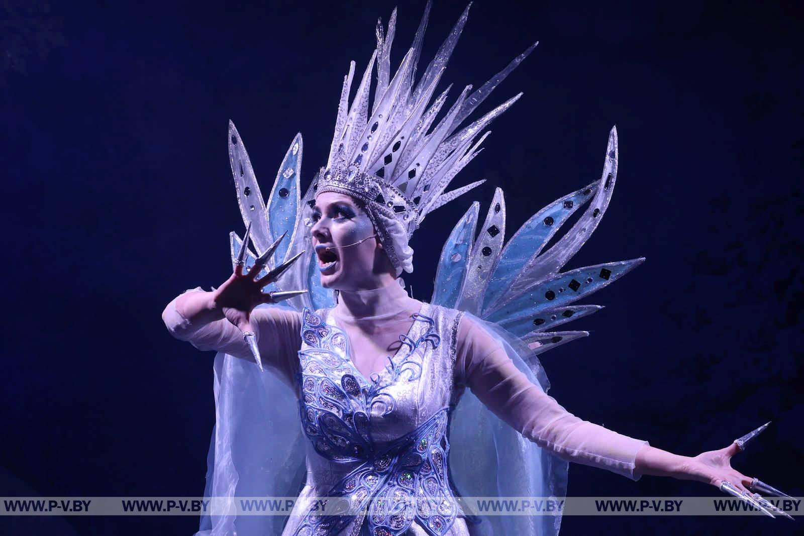 Региональная новогодняя елка в Пинске: чудеса и яркие эмоции для детей