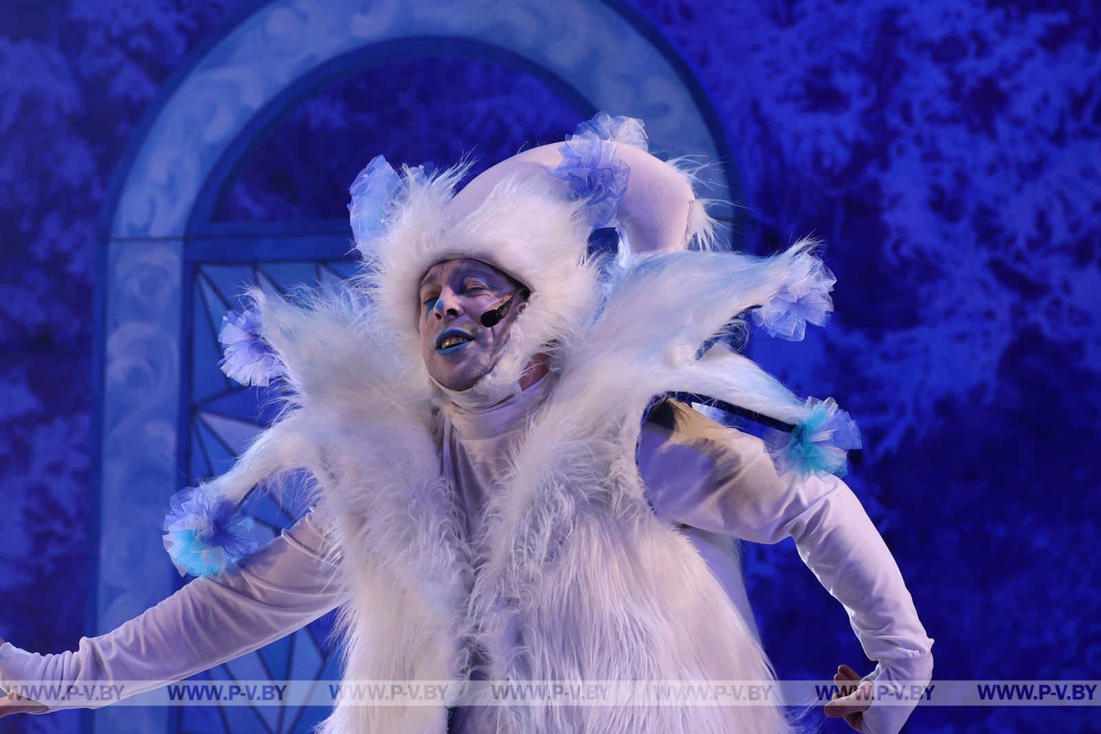 Региональная новогодняя елка в Пинске: чудеса и яркие эмоции для детей