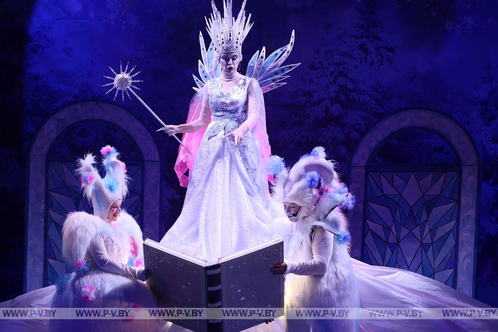 Региональная новогодняя елка в Пинске: чудеса и яркие эмоции для детей