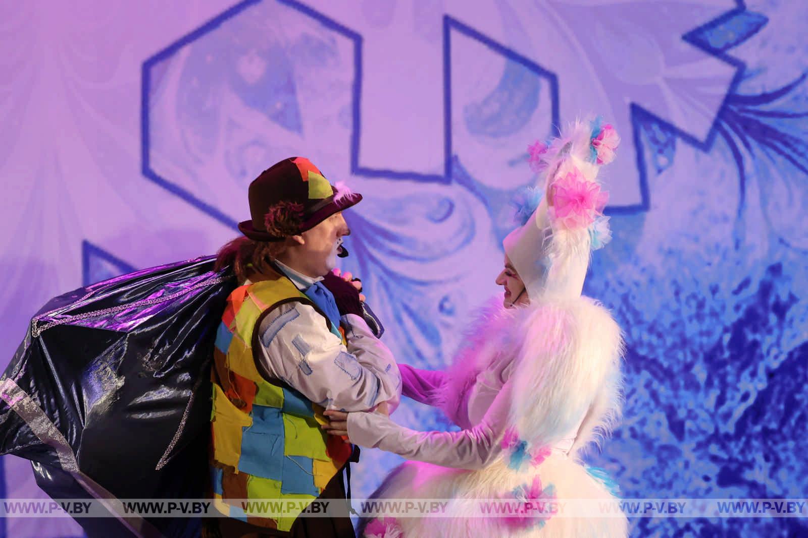 Региональная новогодняя елка в Пинске: чудеса и яркие эмоции для детей