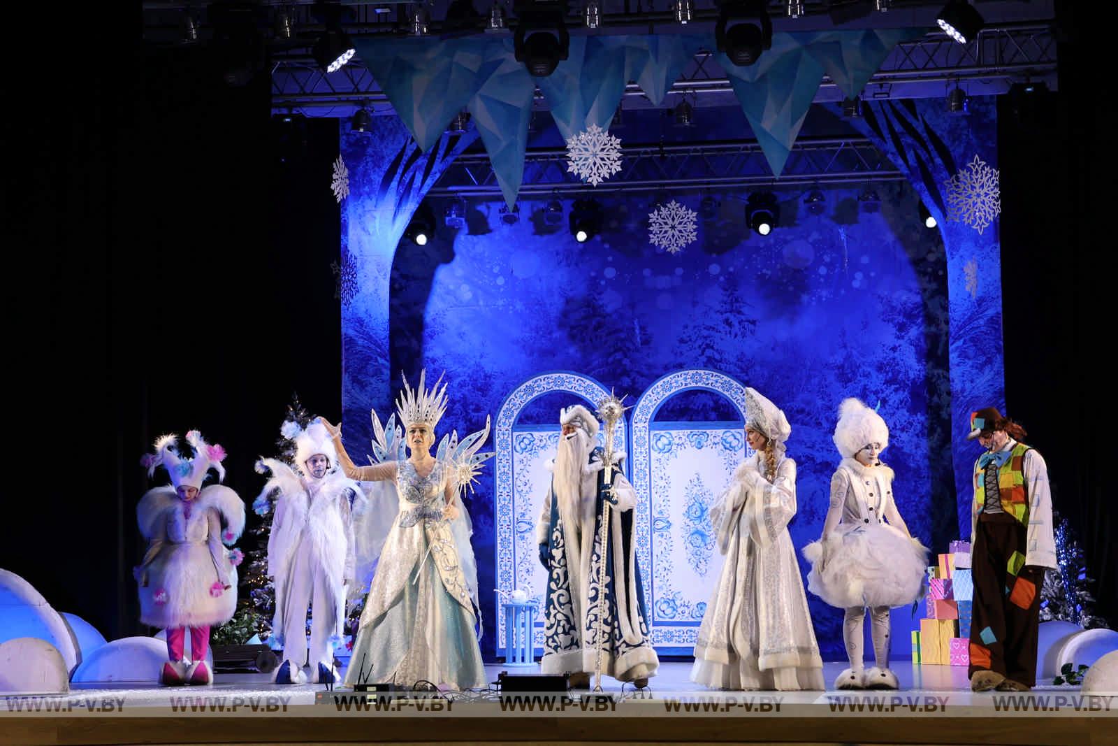 Региональная новогодняя елка в Пинске: чудеса и яркие эмоции для детей