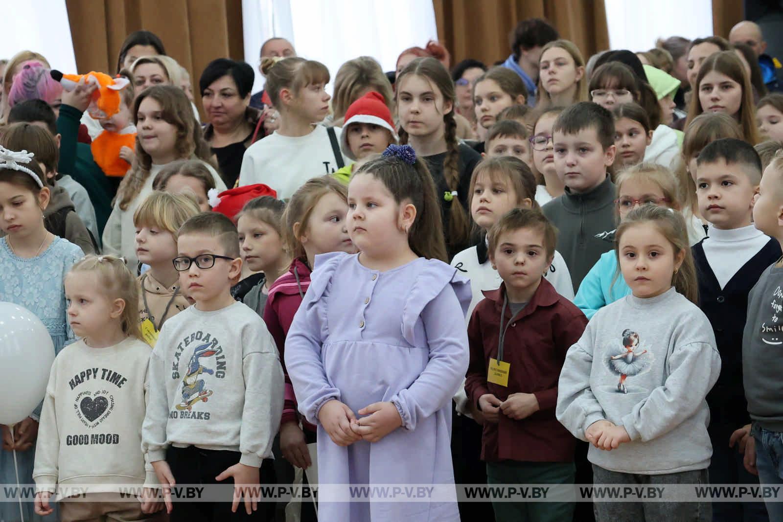 Региональная новогодняя елка в Пинске: чудеса и яркие эмоции для детей