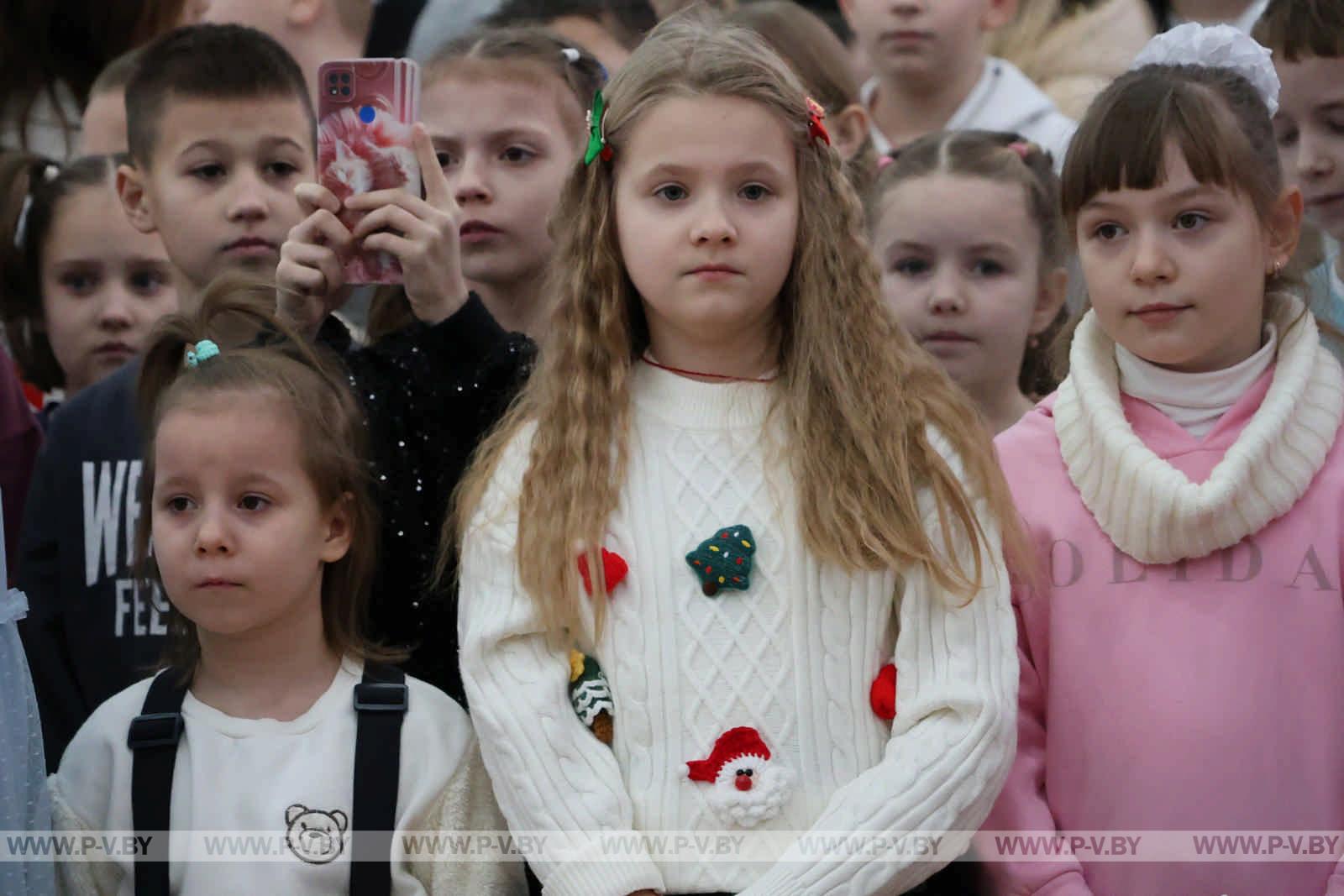 Региональная новогодняя елка в Пинске: чудеса и яркие эмоции для детей