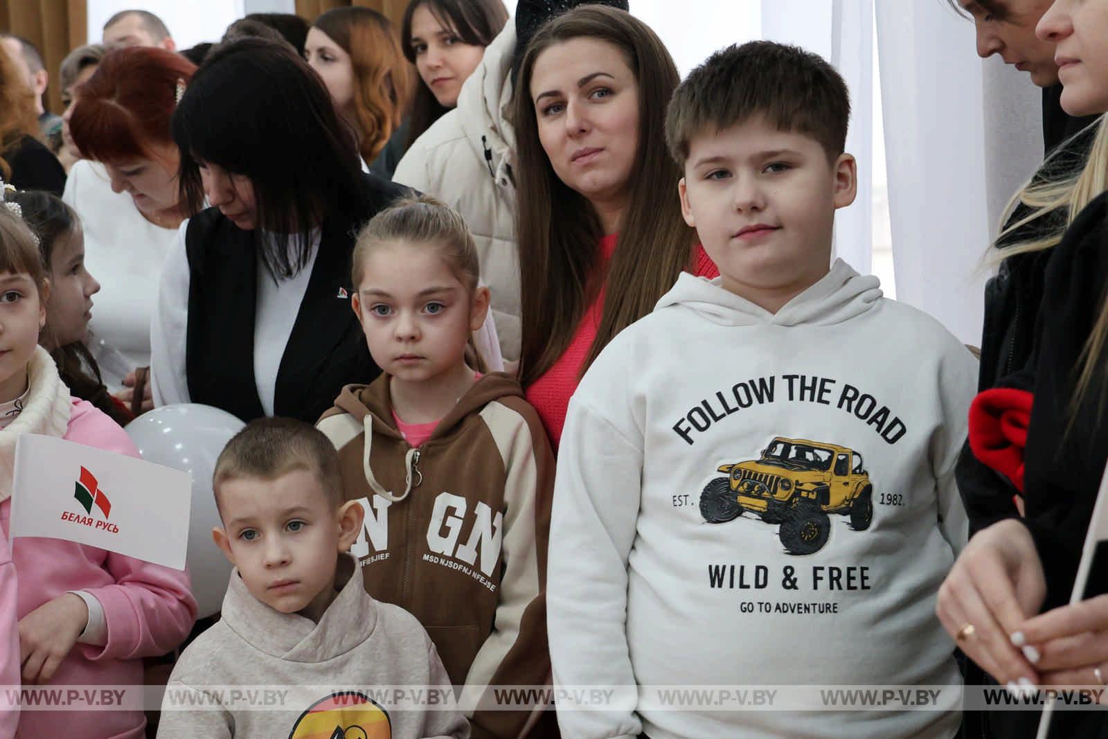 Региональная новогодняя елка в Пинске: чудеса и яркие эмоции для детей