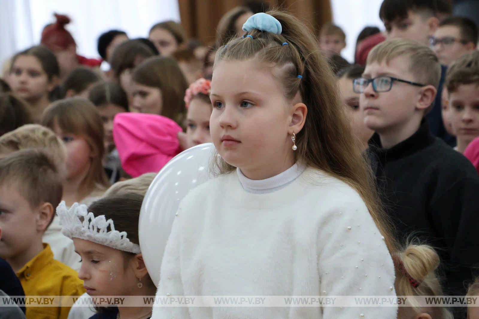 Региональная новогодняя елка в Пинске: чудеса и яркие эмоции для детей