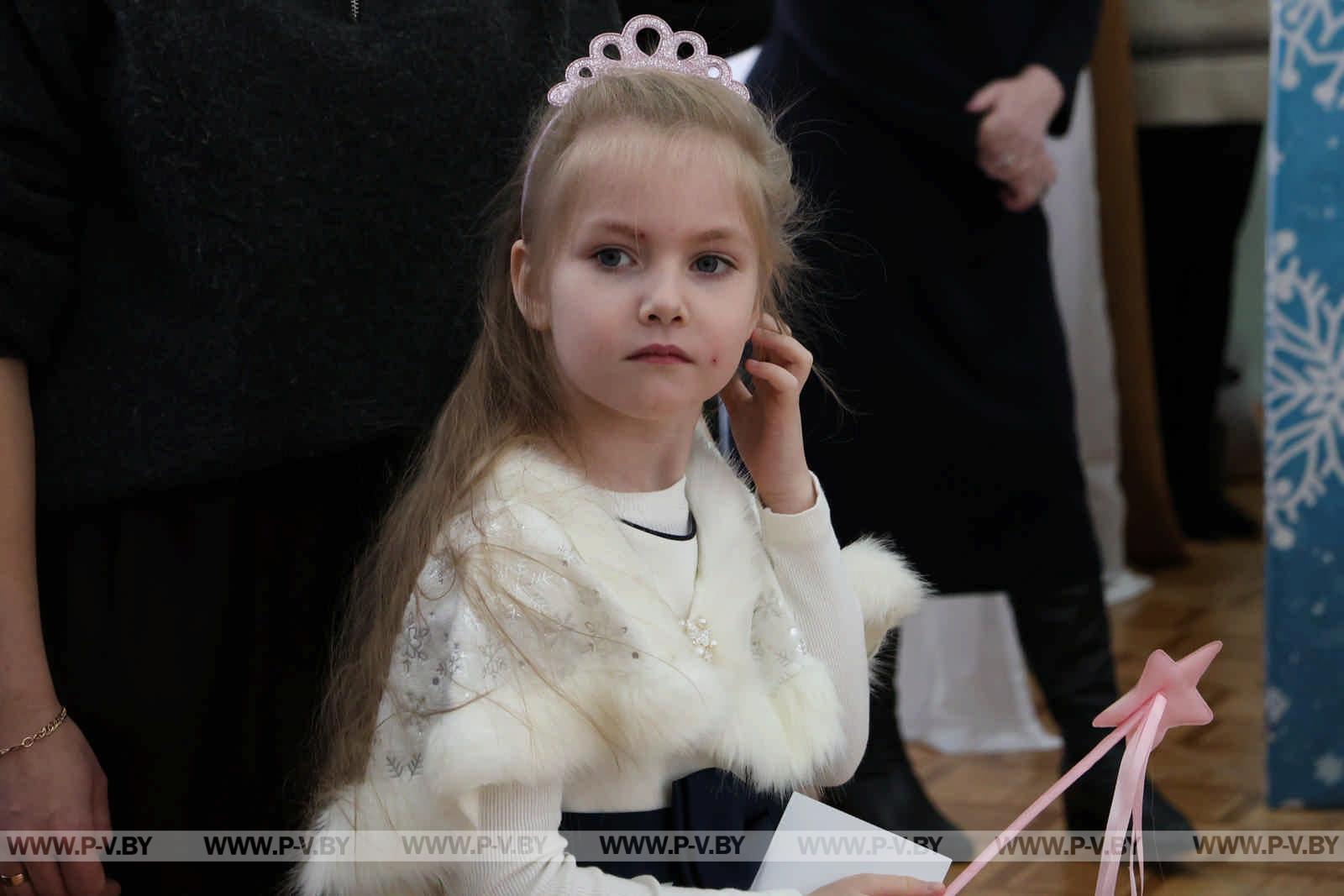 Региональная новогодняя елка в Пинске: чудеса и яркие эмоции для детей