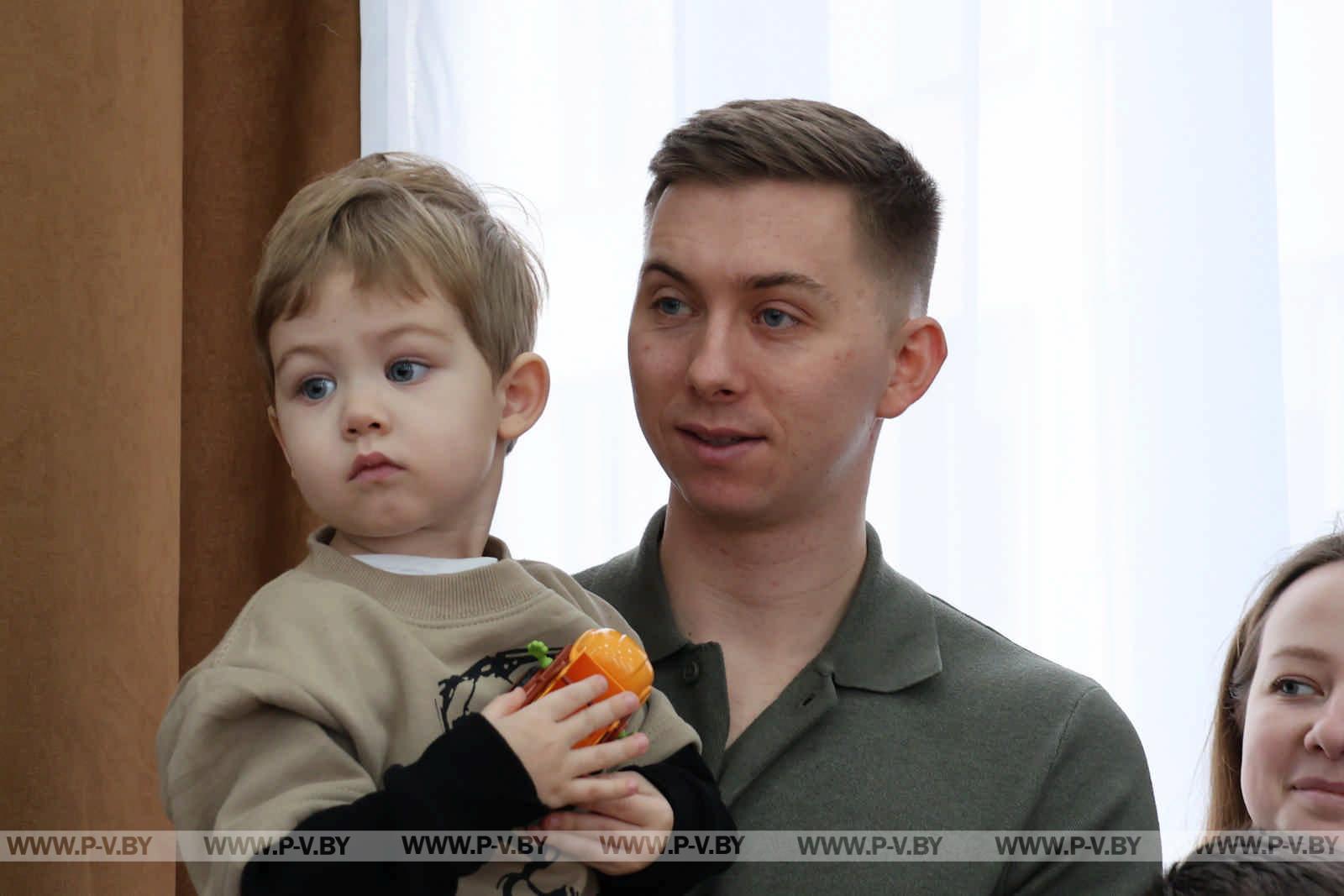 Региональная новогодняя елка в Пинске: чудеса и яркие эмоции для детей