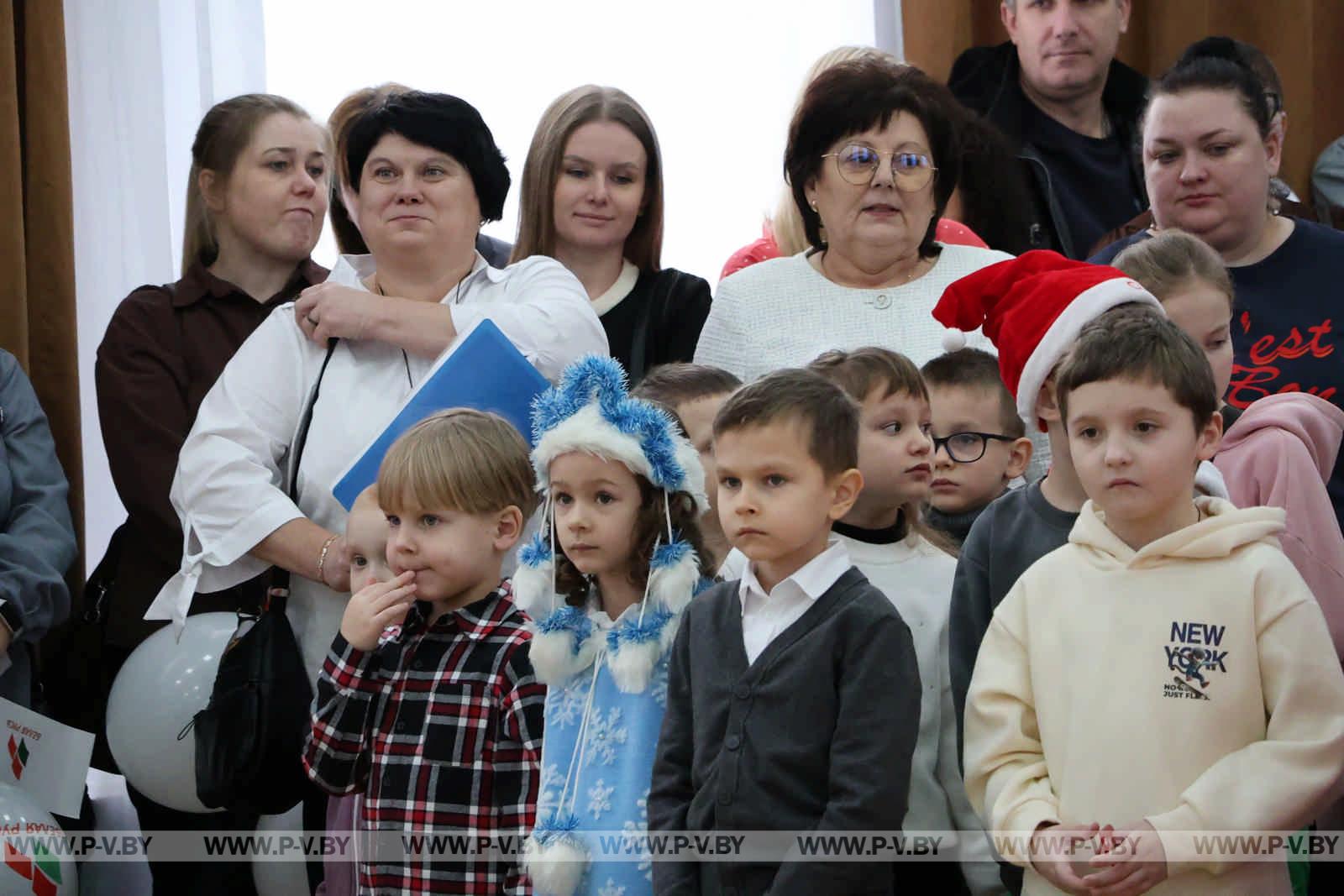 Региональная новогодняя елка в Пинске: чудеса и яркие эмоции для детей