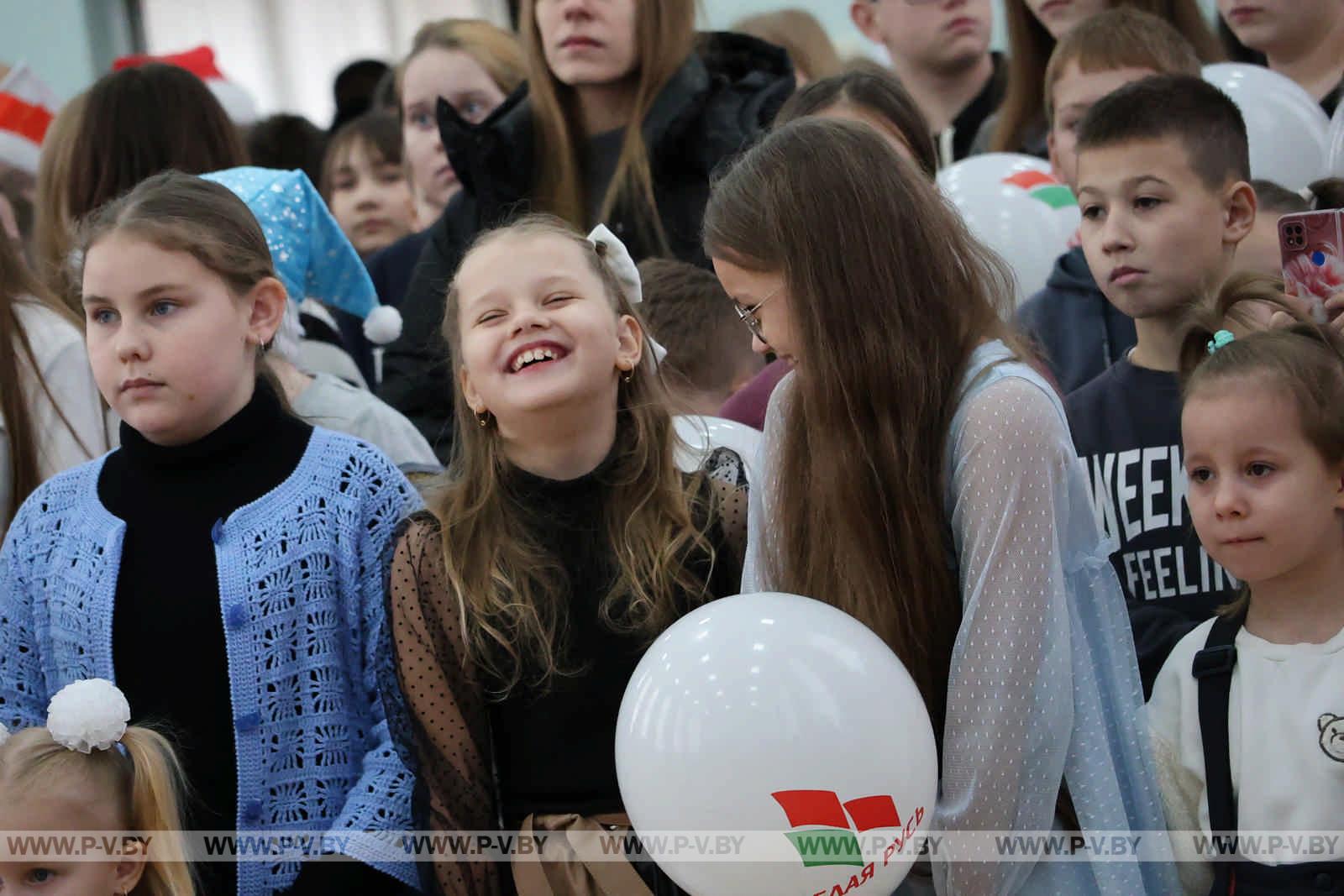 Региональная новогодняя елка в Пинске: чудеса и яркие эмоции для детей