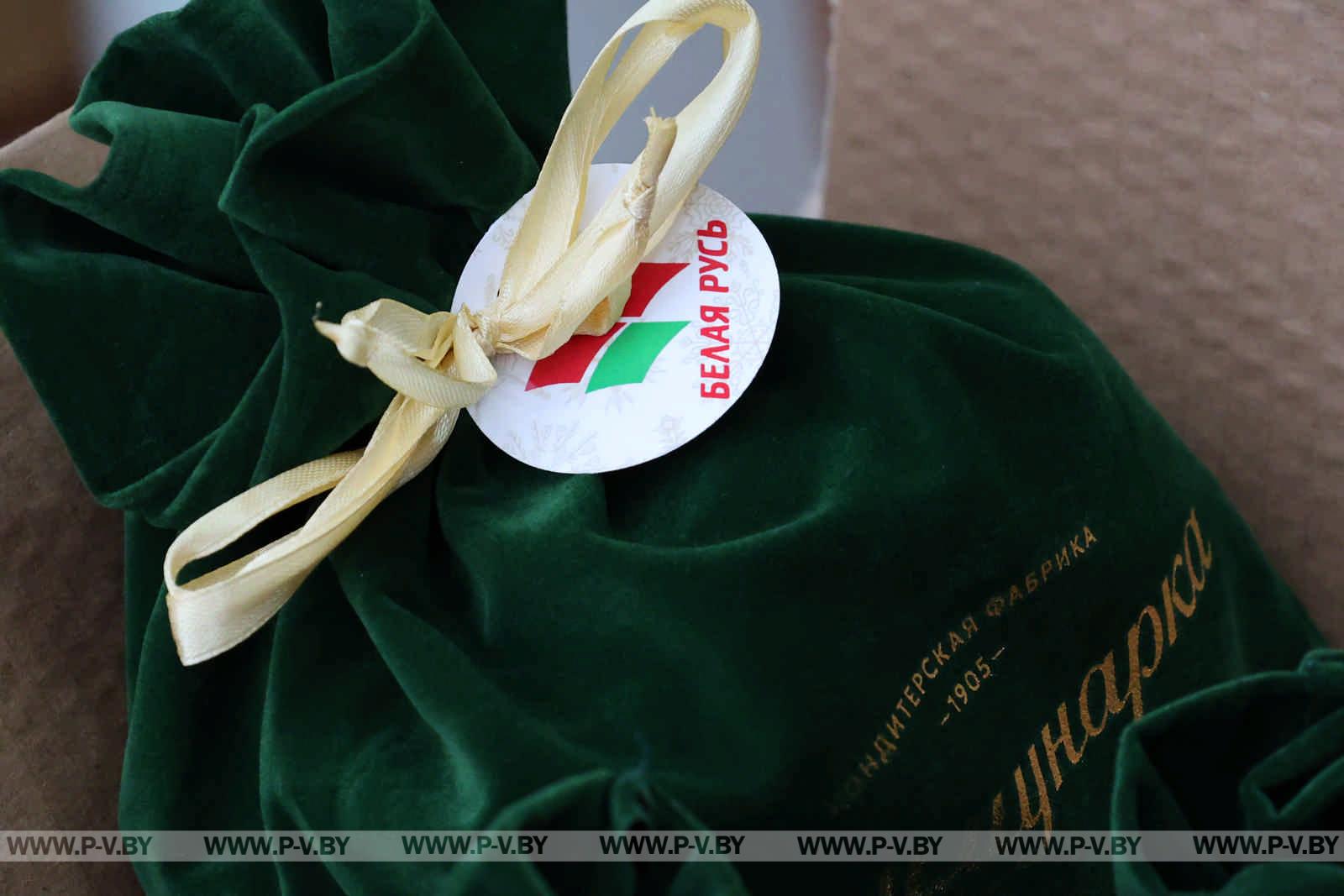 Региональная новогодняя елка в Пинске: чудеса и яркие эмоции для детей