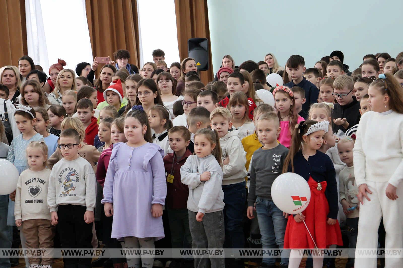 Региональная новогодняя елка в Пинске: чудеса и яркие эмоции для детей