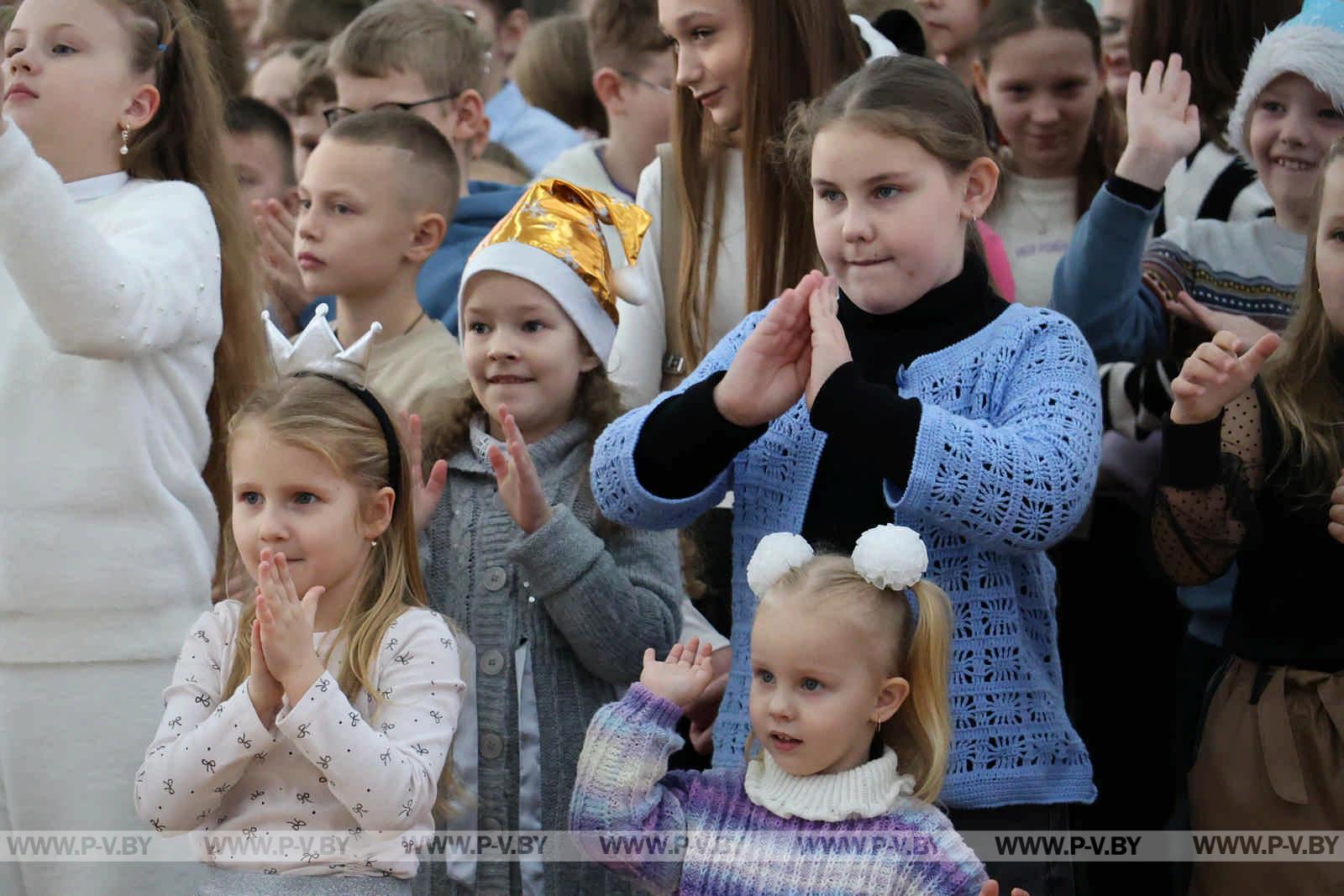 Региональная новогодняя елка в Пинске: чудеса и яркие эмоции для детей