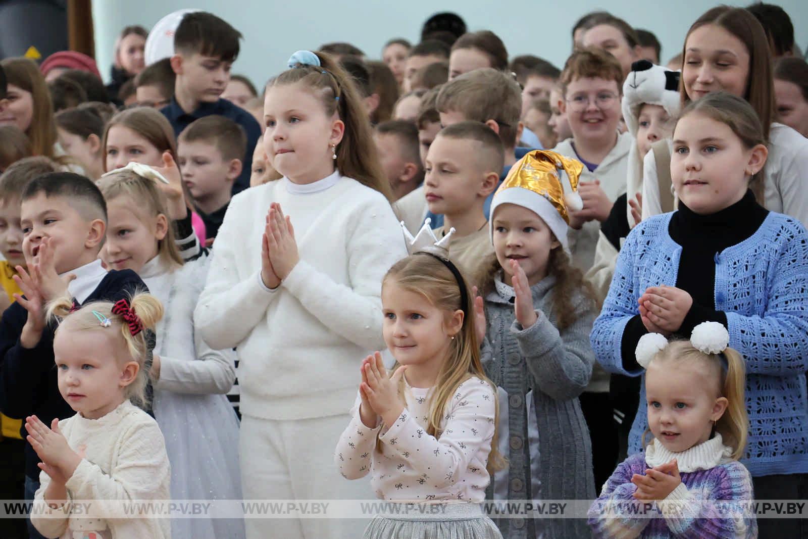 Региональная новогодняя елка в Пинске: чудеса и яркие эмоции для детей