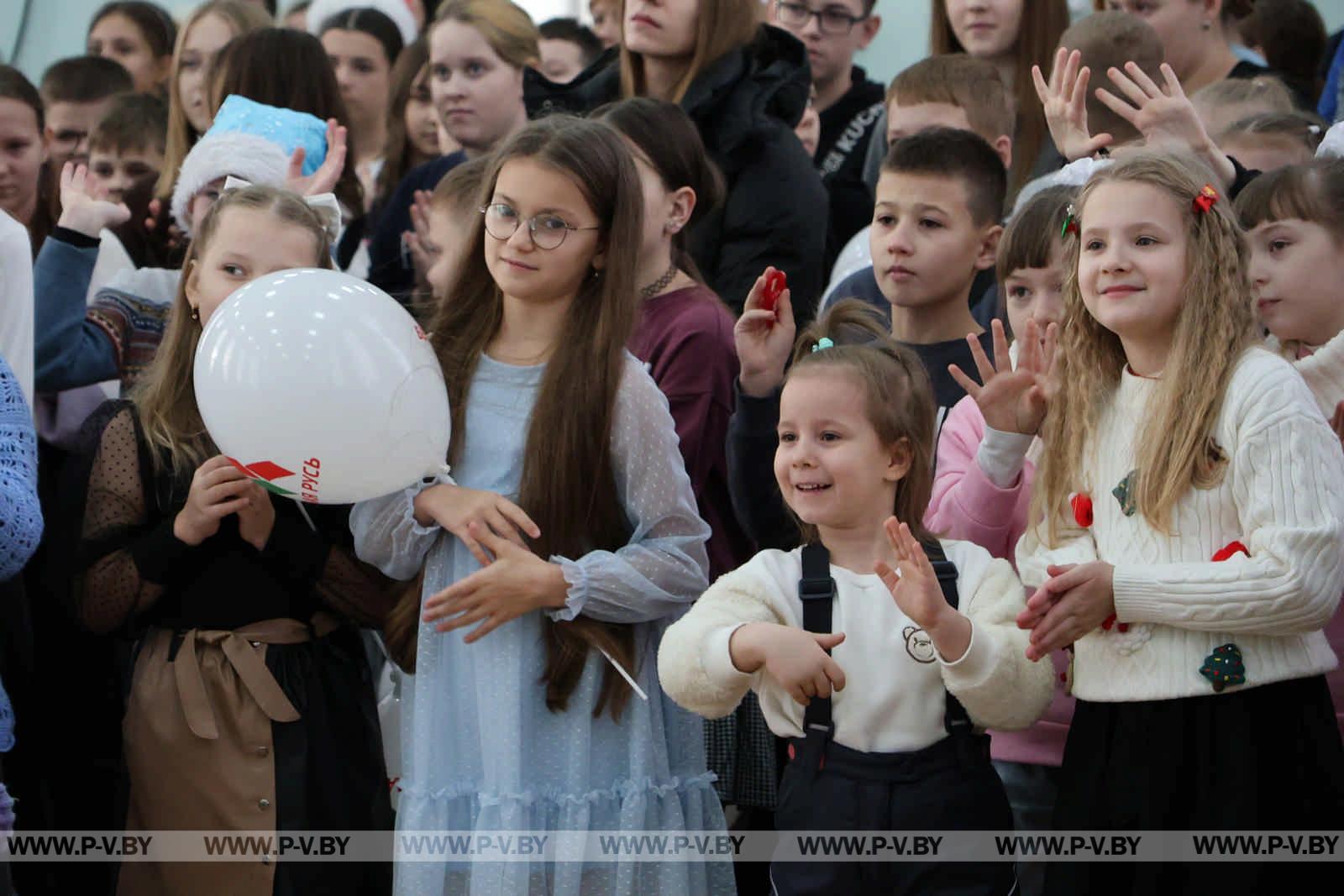 Региональная новогодняя елка в Пинске: чудеса и яркие эмоции для детей