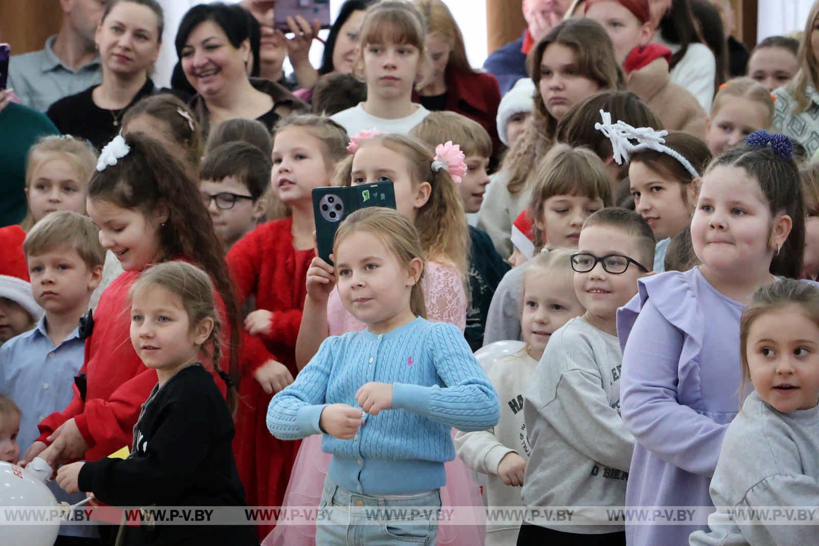 Региональная новогодняя елка в Пинске: чудеса и яркие эмоции для детей
