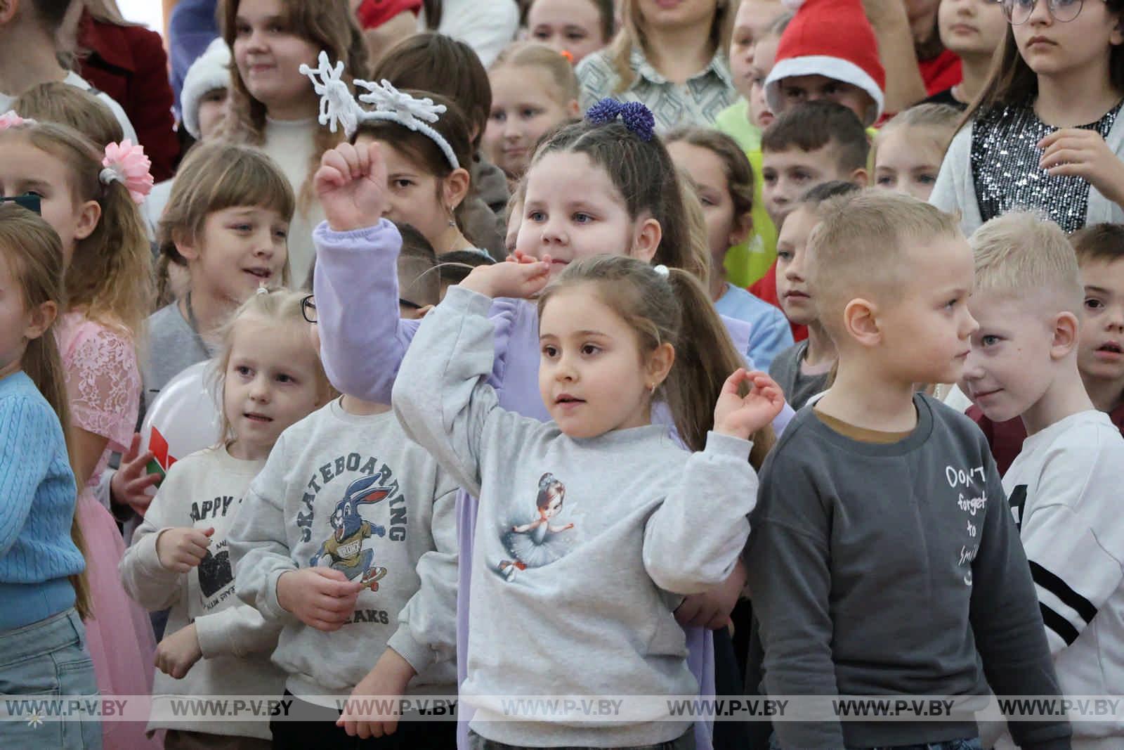 Региональная новогодняя елка в Пинске: чудеса и яркие эмоции для детей