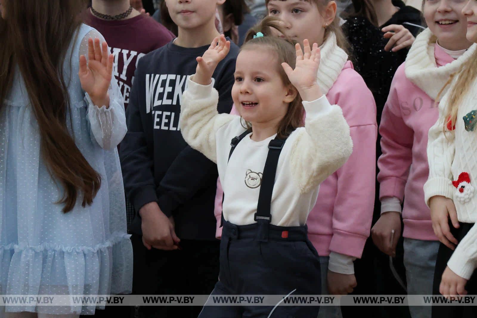 Региональная новогодняя елка в Пинске: чудеса и яркие эмоции для детей