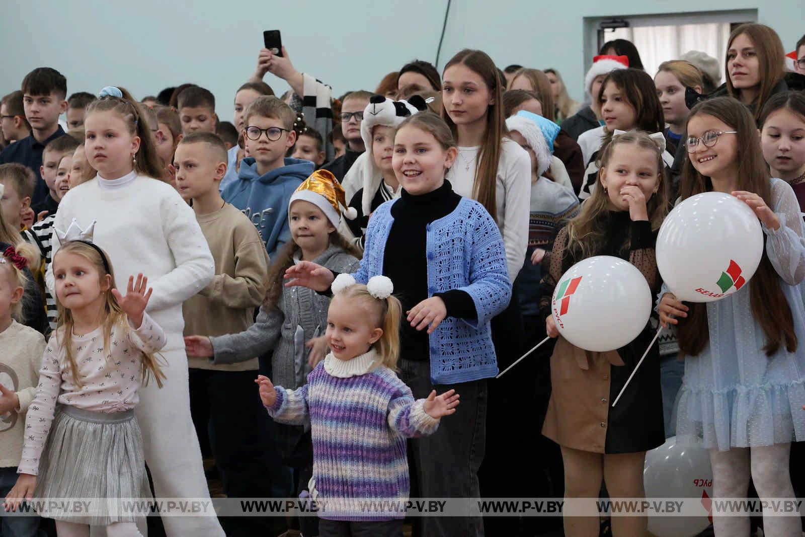 Региональная новогодняя елка в Пинске: чудеса и яркие эмоции для детей