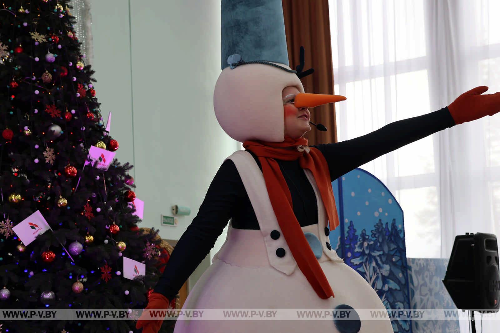 Региональная новогодняя елка в Пинске: чудеса и яркие эмоции для детей