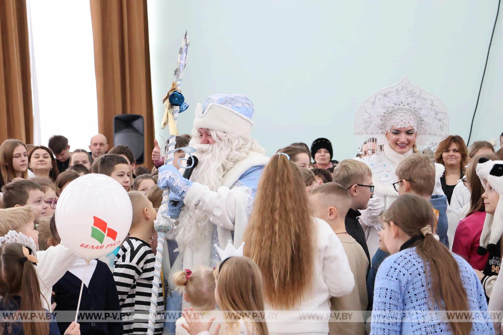 Региональная новогодняя елка в Пинске: чудеса и яркие эмоции для детей
