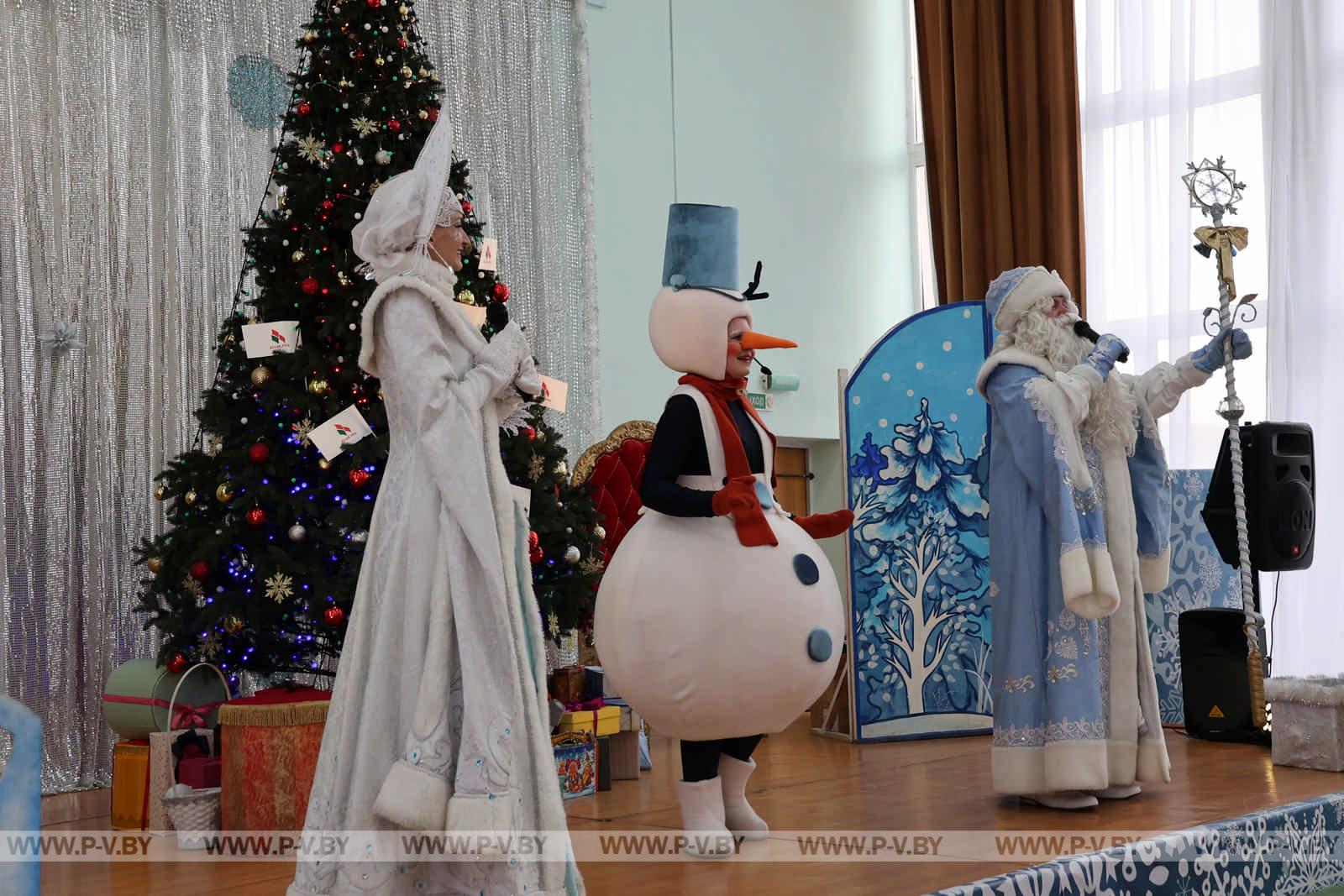 Региональная новогодняя елка в Пинске: чудеса и яркие эмоции для детей