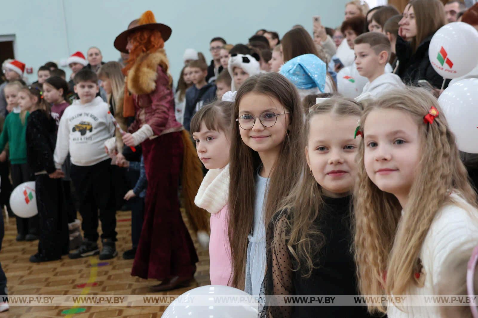 Региональная новогодняя елка в Пинске: чудеса и яркие эмоции для детей