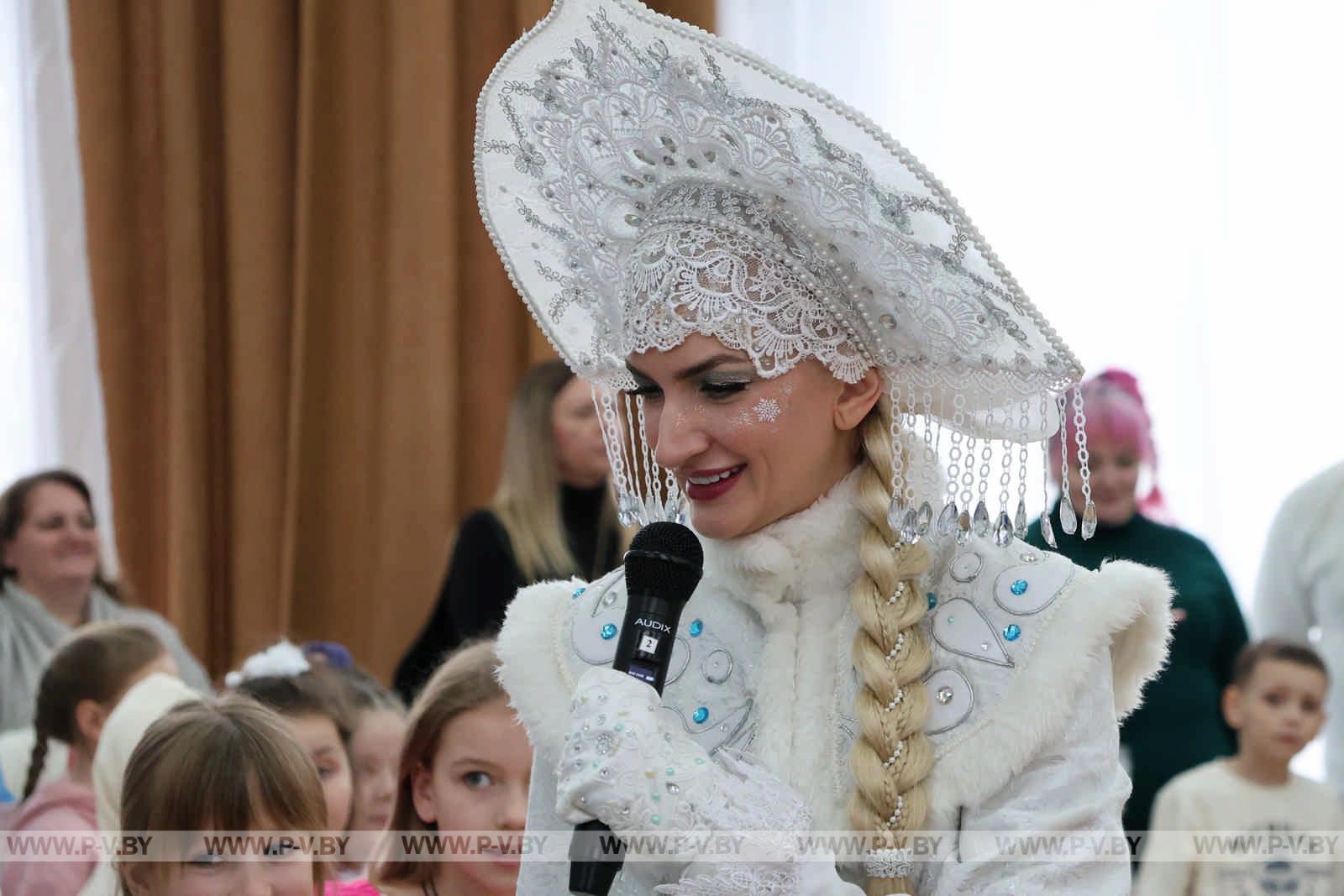 Региональная новогодняя елка в Пинске: чудеса и яркие эмоции для детей