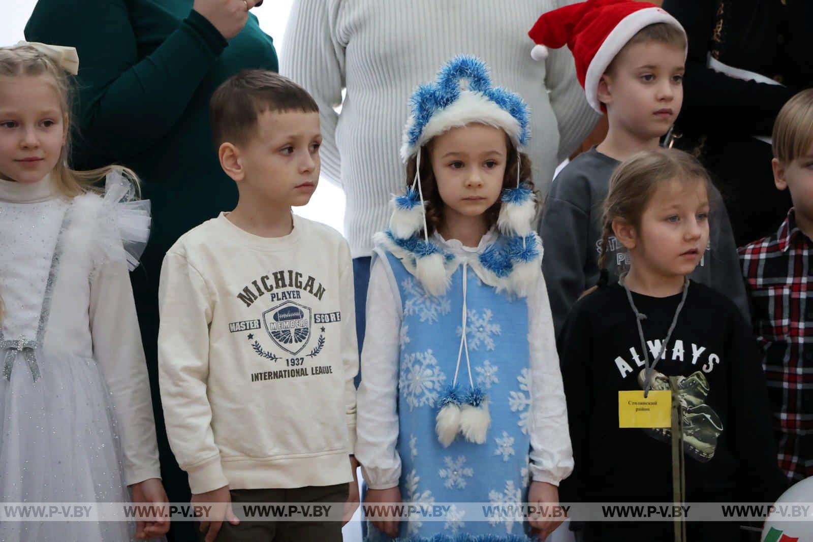 Региональная новогодняя елка в Пинске: чудеса и яркие эмоции для детей