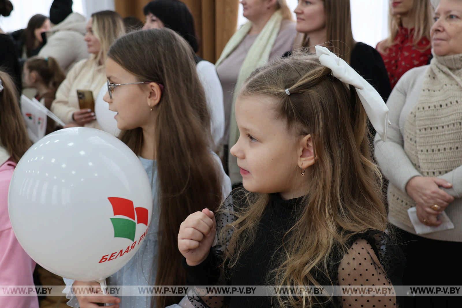 Региональная новогодняя елка в Пинске: чудеса и яркие эмоции для детей