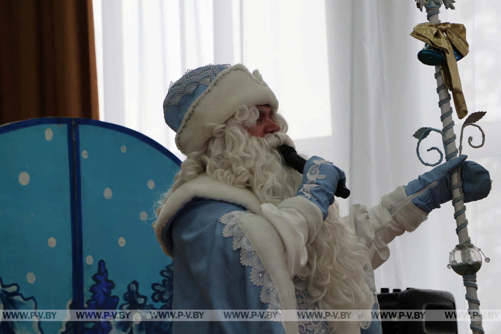 Региональная новогодняя елка в Пинске: чудеса и яркие эмоции для детей