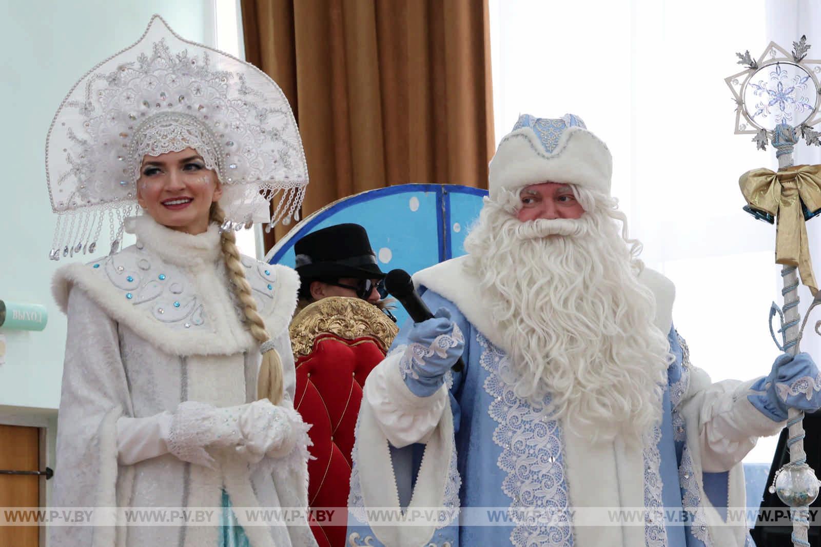 Региональная новогодняя елка в Пинске: чудеса и яркие эмоции для детей
